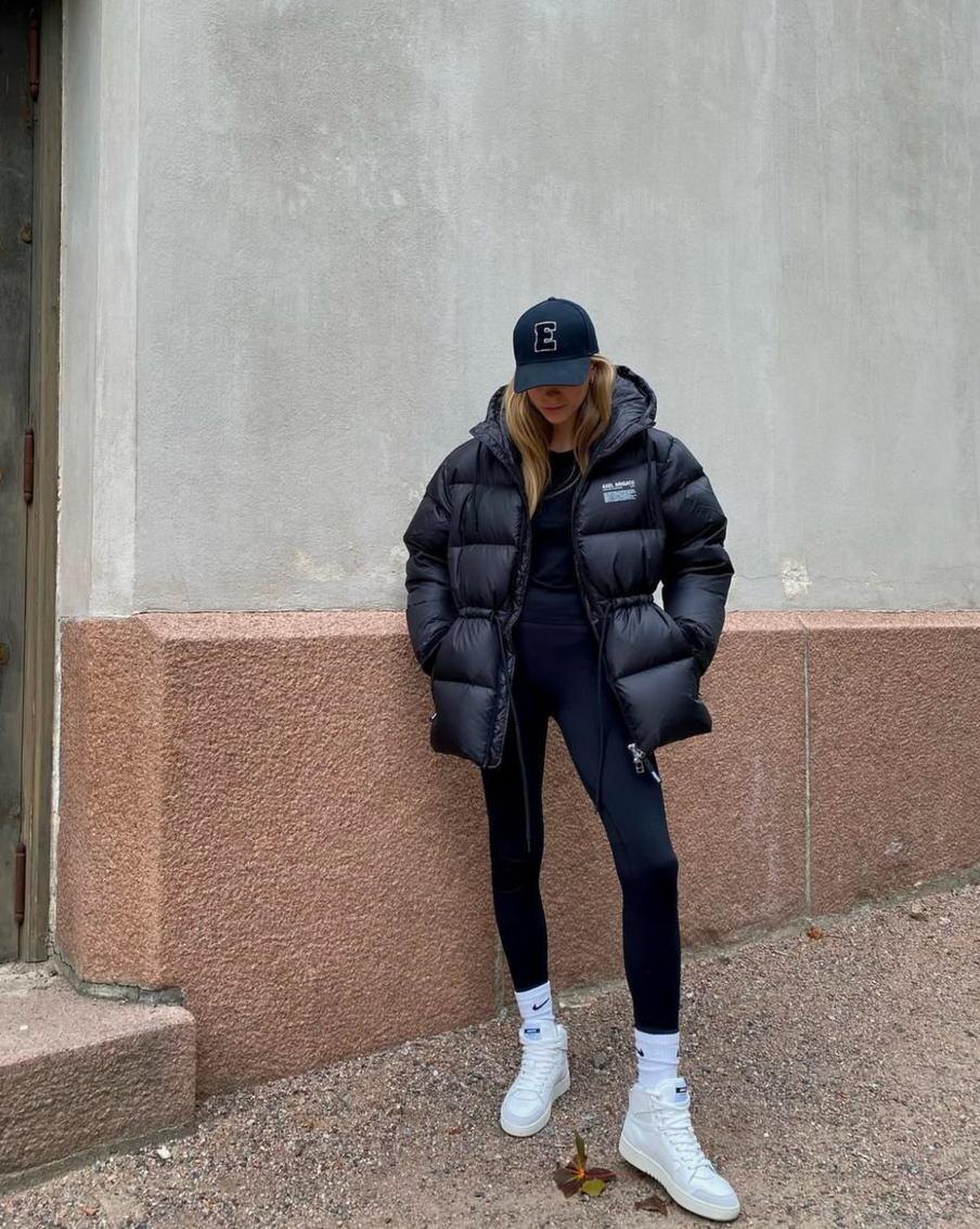 Соцсети @tineandreaa
Самый простой способ стилизовать легинсы – носить их со спортивными вещами.