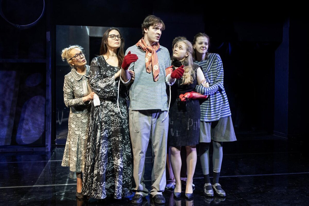 Елена Лапина
Сцена из спектакля.