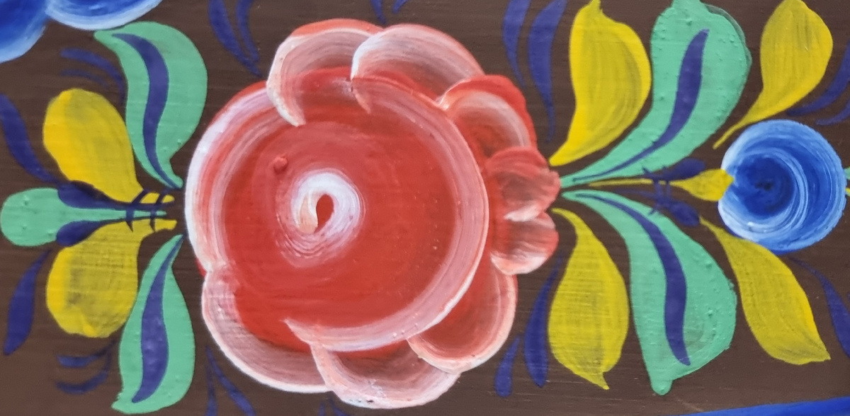 Костромской розан (по мотивам музейных экспонатов), художник Амосова Н. (Кострома, 2025г.)