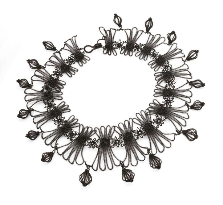Ожерелье из кованого железа. Источник: www.lyonandturnbull.com
