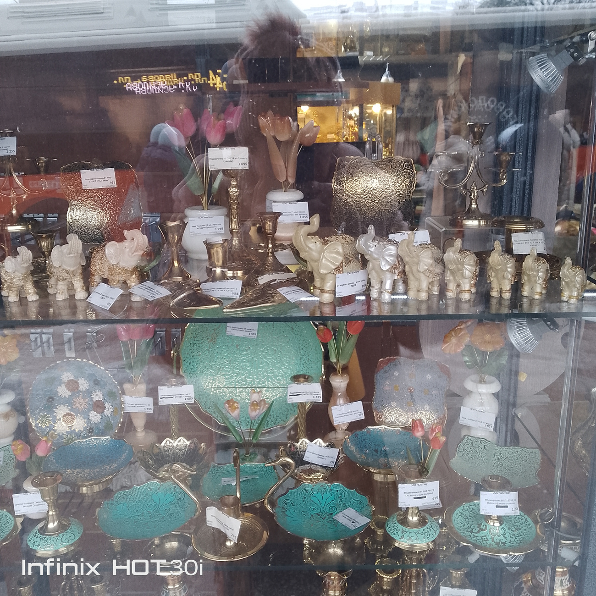 Витрина магазина "Подарки".