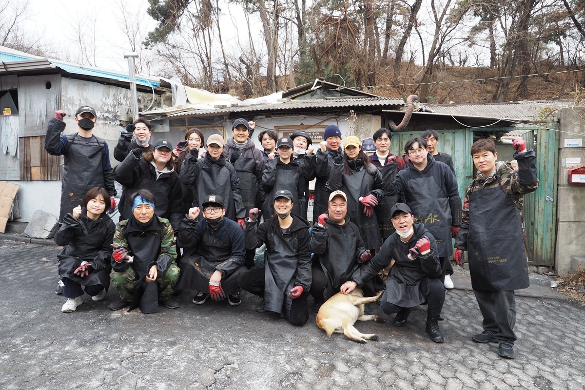     Актер Пак Хэ Иль и его коллеги из Nouer Entertainment провели благотворительную акцию в Сеуле