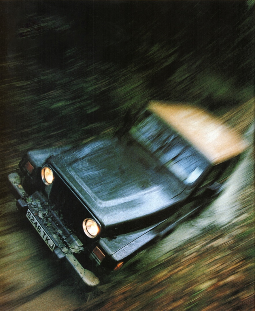 Wrangler Sahara Edition совсем не похож на серьёзный «гряземес» и на фоне Defender кажется игрушечным самосвалом от Tonka. Характерные колёсные арки в цвет кузова, пятиспицевые литые диски, обтянутый каркас… всё это больше напоминает дань моде. Но внутри Jeep скроен добротно.