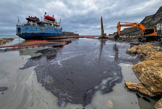    Работы по сбору нефтепродуктов около севшего на мель после крушения танкера «Волгонефть-239»