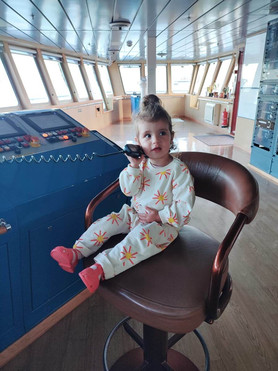 внучка моего однокурсника легко справляется с командованием судном