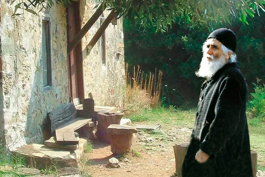 В афонской келлии Панагуда преподобный Паисий подвизался с 1978 по 1993 годы. В его «архондарик»* под открытым небом стекались тысячи людей