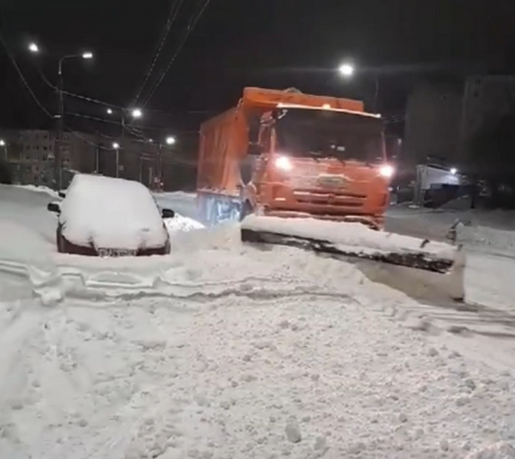    Уборка снега в Петрозаводске. Скриншот видео со страницы Инны Колыхматовой