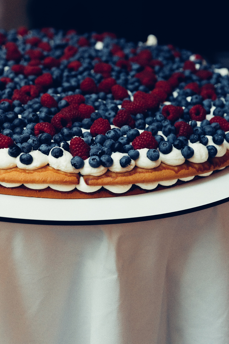 
Получается своеобразная зависимость. 🔁Чем больше мы едим вредных, но таких вкусных продуктов тем больше нам будет требоваться для удовлетворения своих потребностей.🙌

Хорошая новость в том, что как и любая зависимость, эта лечится.☝️
Иногда не без помощи специалистов, иногда с помощью единомышленников и поддержки, а порой достаточно собственного желания и поставленной цели.✊ 