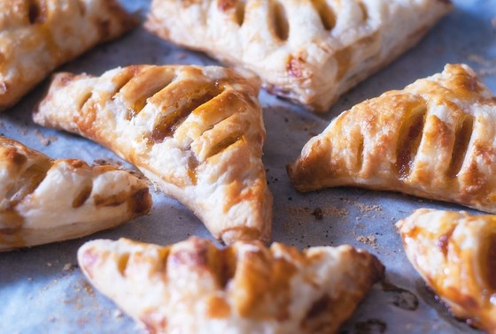    Печем из готового слоеного теста пирожки с курагой. Рецепт не подведет даже новичков