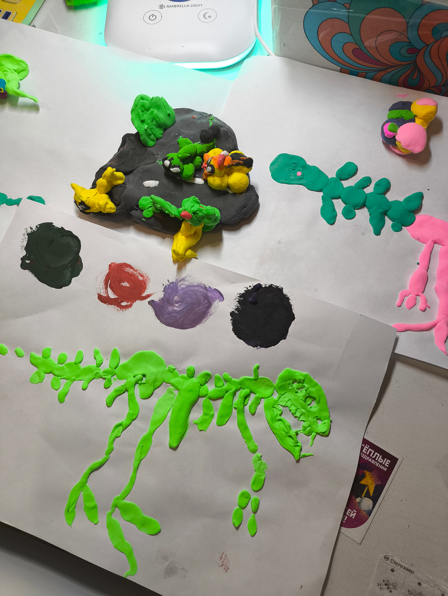 И конечно любит динозавров) 