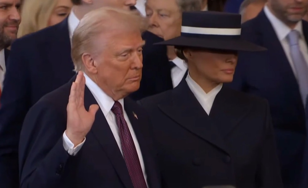Мелания Трамп на инаугурации: шляпа создала неловкость в момент поцелуя.  Фото: Фото: скриншот прямой трансляции RUTUBE