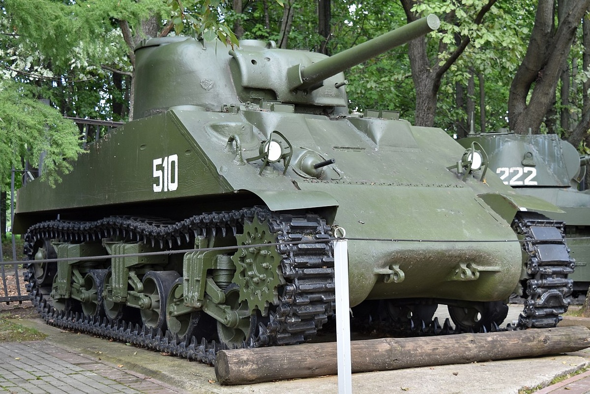 Средний танк M4, «Шерман» (англ. Medium Tank M4, Sherman) — основной американский средний танк периода Второй мировой войны. Широко использовался в американской армии на всех театрах боевых действий, а также в больших количествах поставлялся союзникам (в первую очередь Великобритании и СССР)
