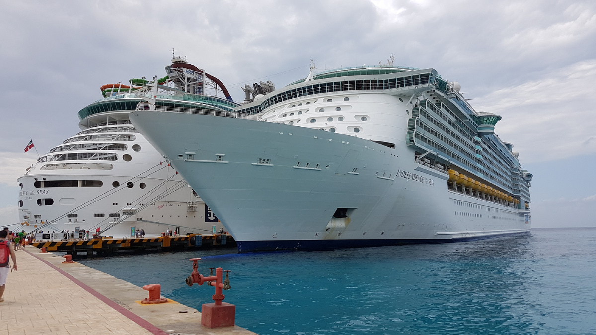 Корабли-близнецы Liberty of the Seas и Independence of the Seas в порту Козумеля, Мексика