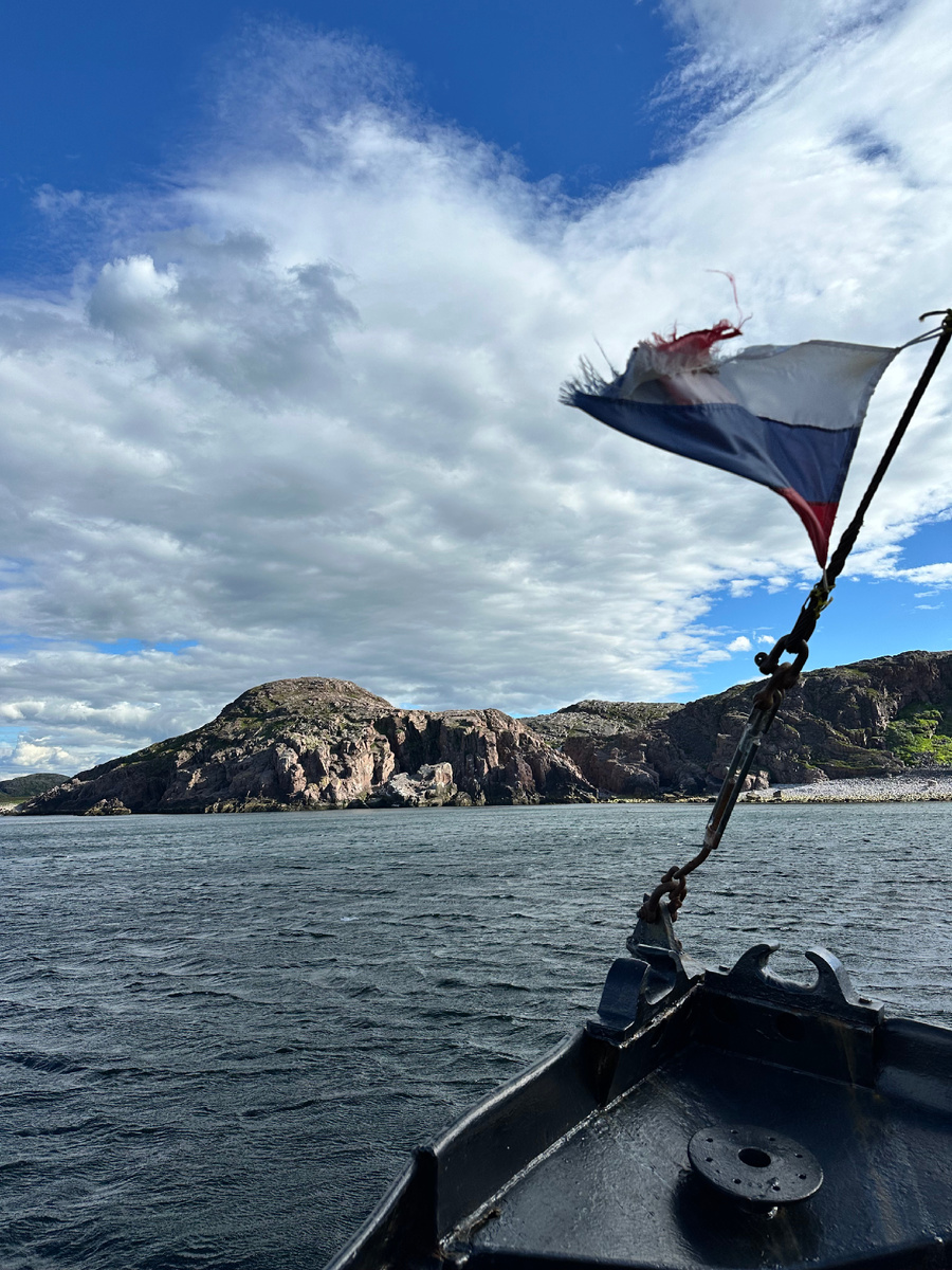 Кольский полуостров — это удивительное место, где природа встречается с магией. Если вы чувствуете грусть и одиночество, возможно, именно здесь вы сможете найти утешение и гармонию. Мурманск, с его уникальным северным шармом, предлагает вам возможность увидеть северное сияние — это зрелище, которое невозможно забыть. 

Представьте себе, как вы стоите под ночным небом, усеянным яркими огнями, танцующими в воздухе. Это не просто природное явление, это настоящая симфония света, которая наполняет душу радостью и умиротворением. 

Кроме того, Кольский полуостров предлагает незабываемые встречи с китами. Эти величественные существа, плавающие в холодных водах Баренцева моря, подарят вам ощущение связи с природой и напомнят о том, как прекрасен наш мир. 

Здесь вы сможете насладиться удивительными пейзажами: горы, леса, озера и бескрайние просторы. Полярные ночи, когда солнце не поднимается над горизонтом, создают особую атмосферу волшебства и таинственности. 

Приезжая на Кольский полуостров, вы не только откроете для себя новые горизонты, но и, возможно, найдете ответы на свои внутренние вопросы. Однажды побывав здесь, вы полюбите север всем сердцем и захотите возвращаться снова и снова.