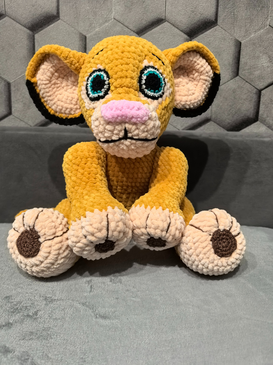 Симба, у которог мне ужасно не нравятся глаза, хоть и связаны по схеме. Однозначно буду переделывать, но вдохновения пока нет.