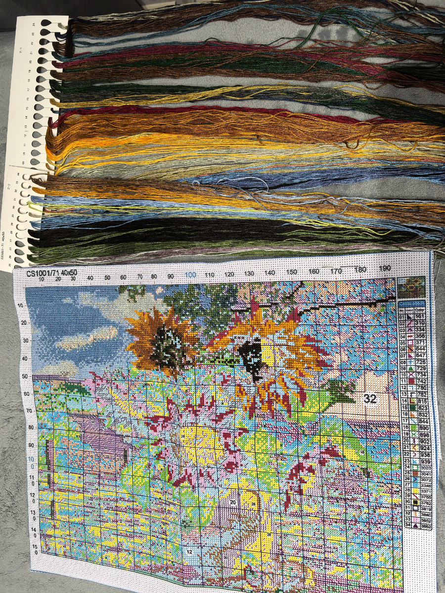 Сейчас вышивка выглядит так. Вышита только половина верхней части. 