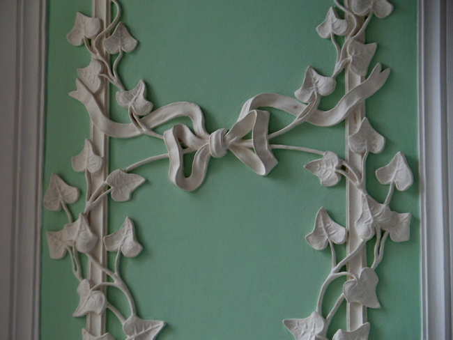 Фрагмент декора стен во дворце. "Визитная крточка Ринальди" - характерный бант  /фото из личного архива, 2014/