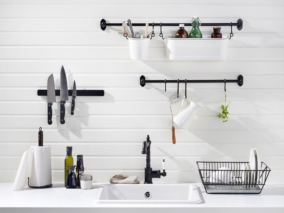 Использование рейлингов на кухне (фото: kuhni-smart.ru)