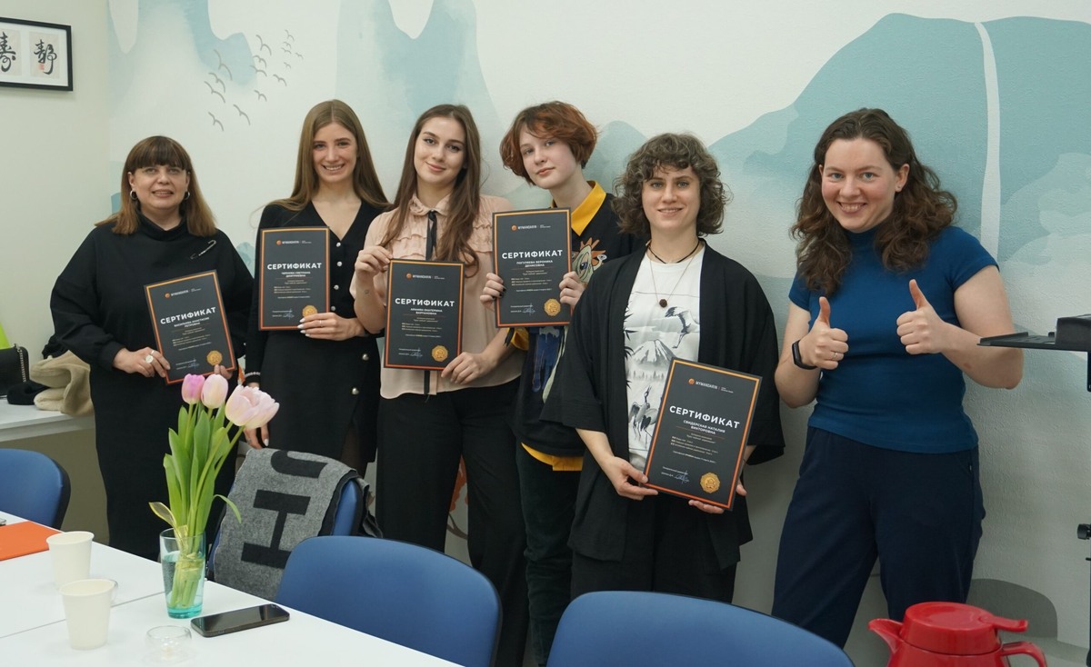 Выпускники школы восточных языков “Mandarin School”, сдавшие грамматику на “отлично”.