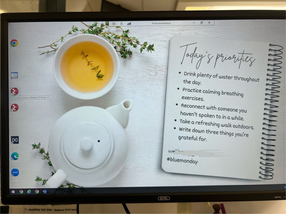 На заставке напоминание, что сегодня Голубой Понедельник и советы, что делать в этот день: «Пейте много воды в течение дня. Выполняйте успокаивающие дыхательные упражнения. Пообщайтесь с кем-нибудь, с кем вы давно не разговаривали. Совершите освежающую прогулку на свежем воздухе. Напишите три вещи, за которые вы благодарны.». Следуя этим советам, на работу можно не ходить, но, увы, день будний. Фотография из личного архива. 