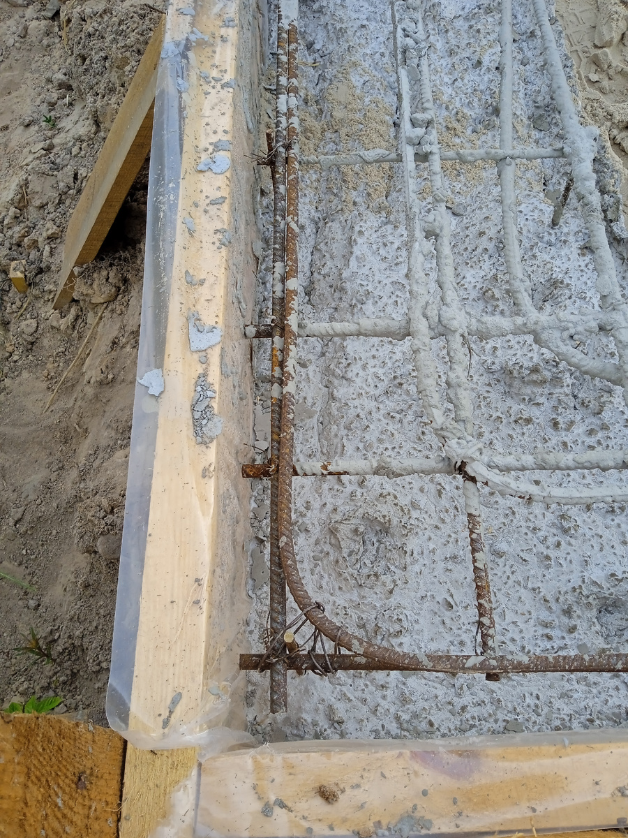 На фото крупным планом видна эта арматура