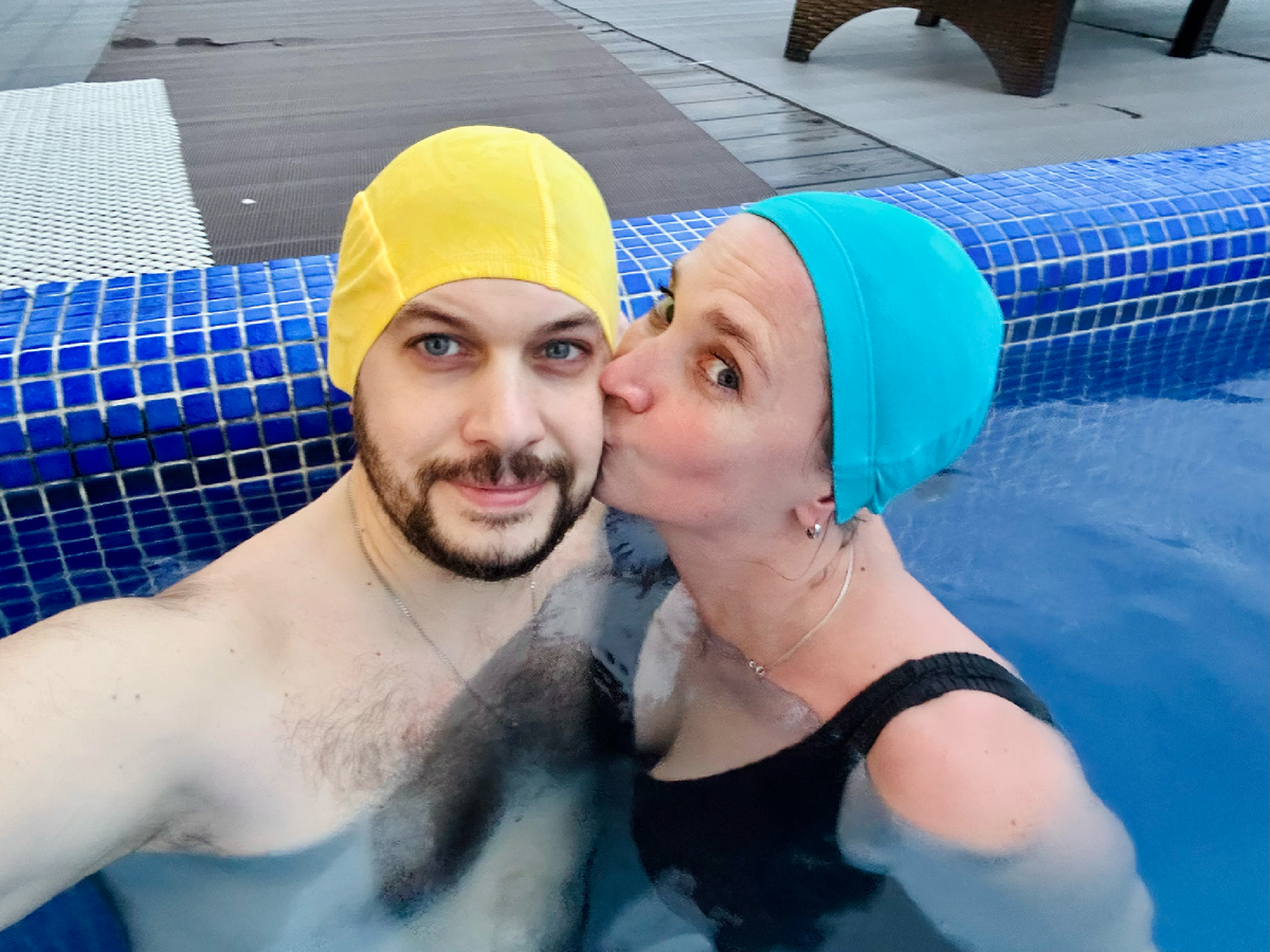 У нас даже фоток особо нет, хотелось просто побыть вдвоём. Эта из открытого бассейна в дурацких шапочках :)