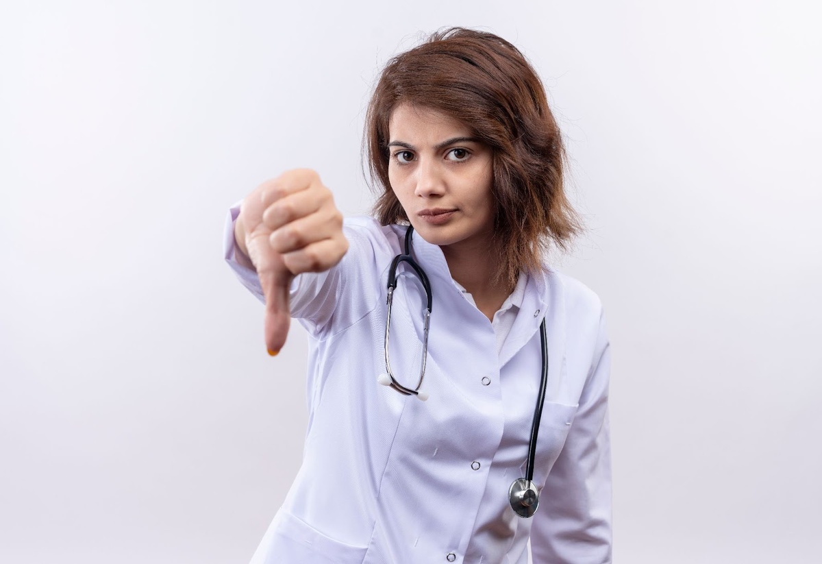 Источник изображения: <a href="https://ru.freepik.com/free-photo/young-woman-doctor-white-coat-with-stethoscope-looking-camera-displeased-showing-thumbs-down_12018223.htm?update-password=success#fromView=search&page=1&position=4&uuid=360f6e81-0ba9-40e1-9e48-b77c4cd98777&new_detail=true&query=%D0%BF%D0%BB%D0%BE%D1%85%D0%BE%D0%B9+%D0%B2%D1%80%D0%B0%D1%87">Изображение от stockking на Freepik</a>