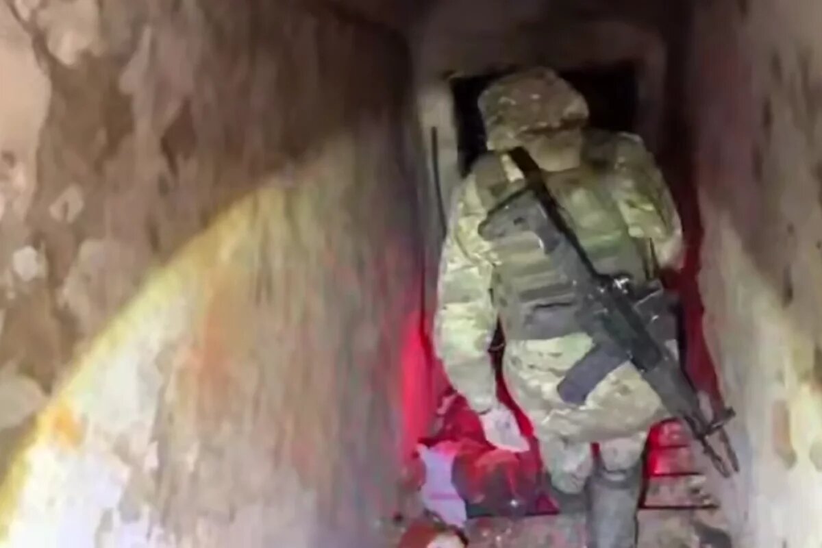    Спуск в подвал в Поречном.