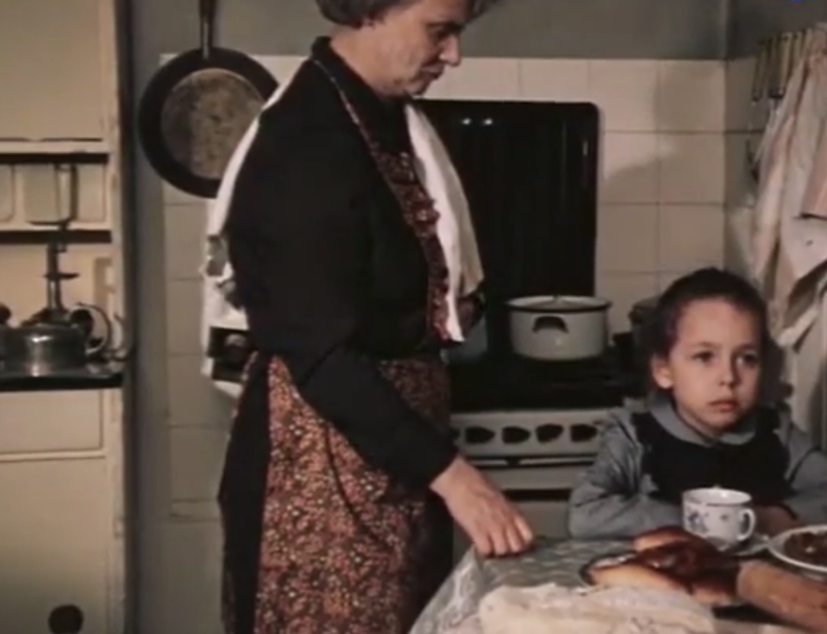 Как учительница делала работу над ошибками. Кадр из фильма «Третий в пятом ряду». 