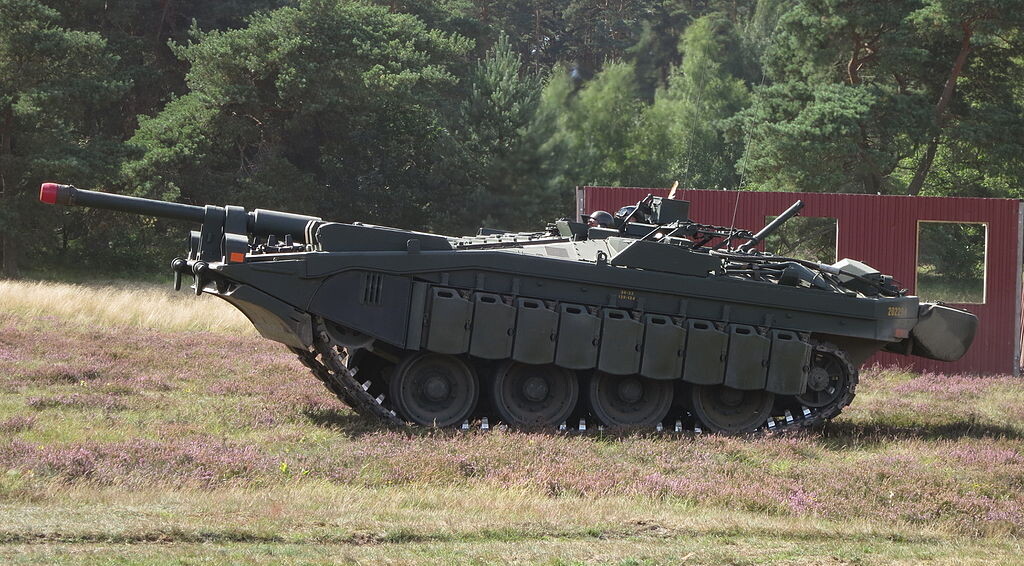 Strv 103C демонстрирует возможности по наведению орудия по вертикали