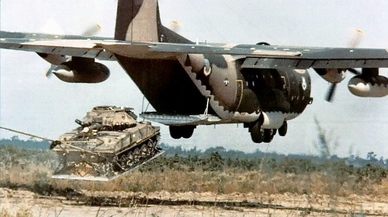 Сброс M551 на специальной платформе на предельно малой высоте с самолета C-130