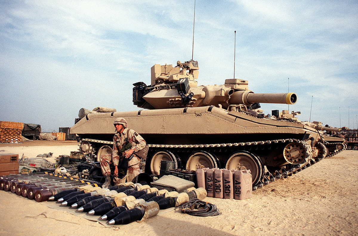 M551 Sheridan 82-й воздушно-десантной дивизии и его боекомплект во время подготовки к операции «Буря в Пустыне», декабрь 1990 года