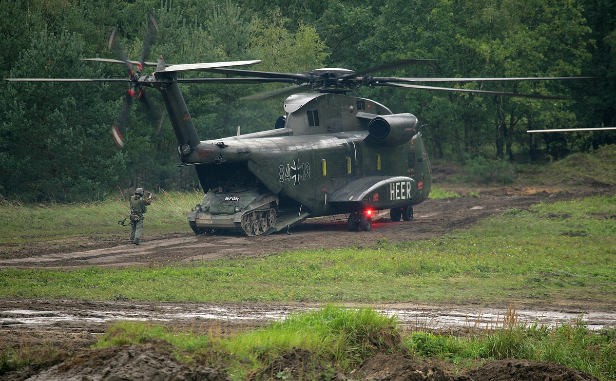 Выгрузка Wiesel из вертолета CH-53G. За раз такой вертолет может перевезти две «танкетки»