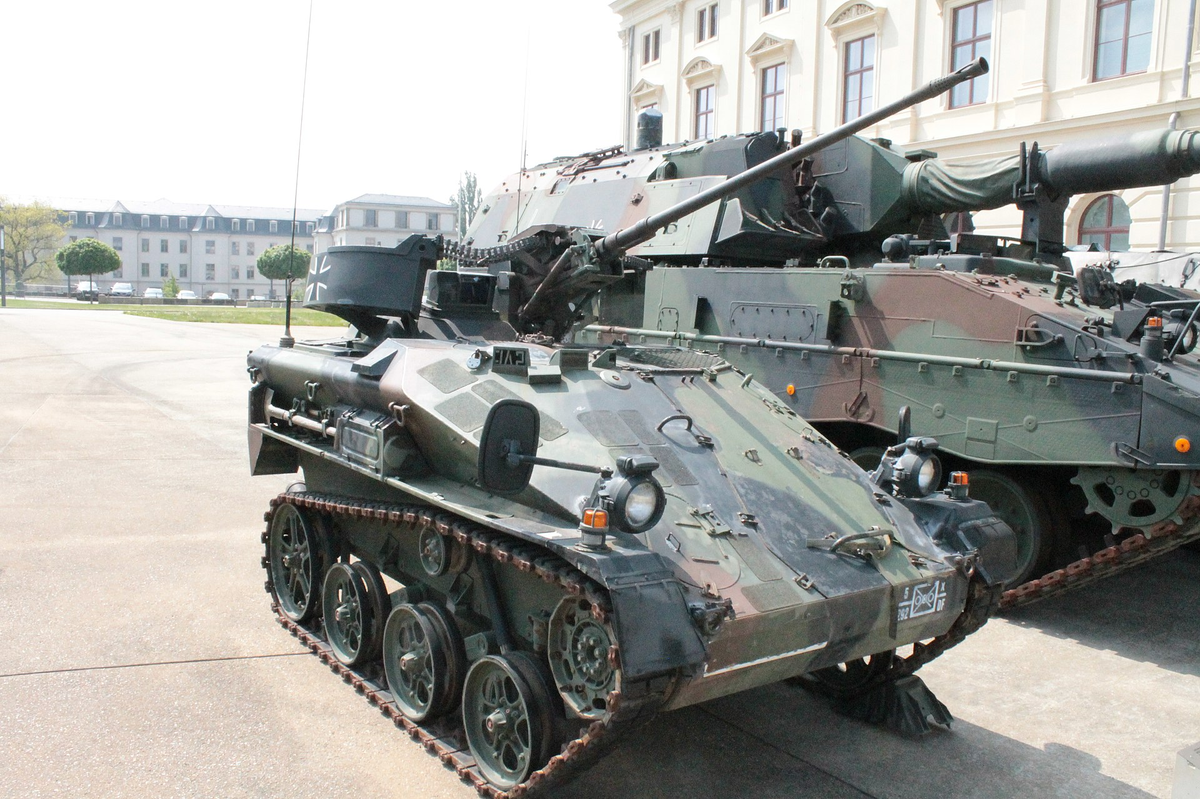 Wiesel с 20-мм пушкой на фоне 155-мм САУ PZH-2000