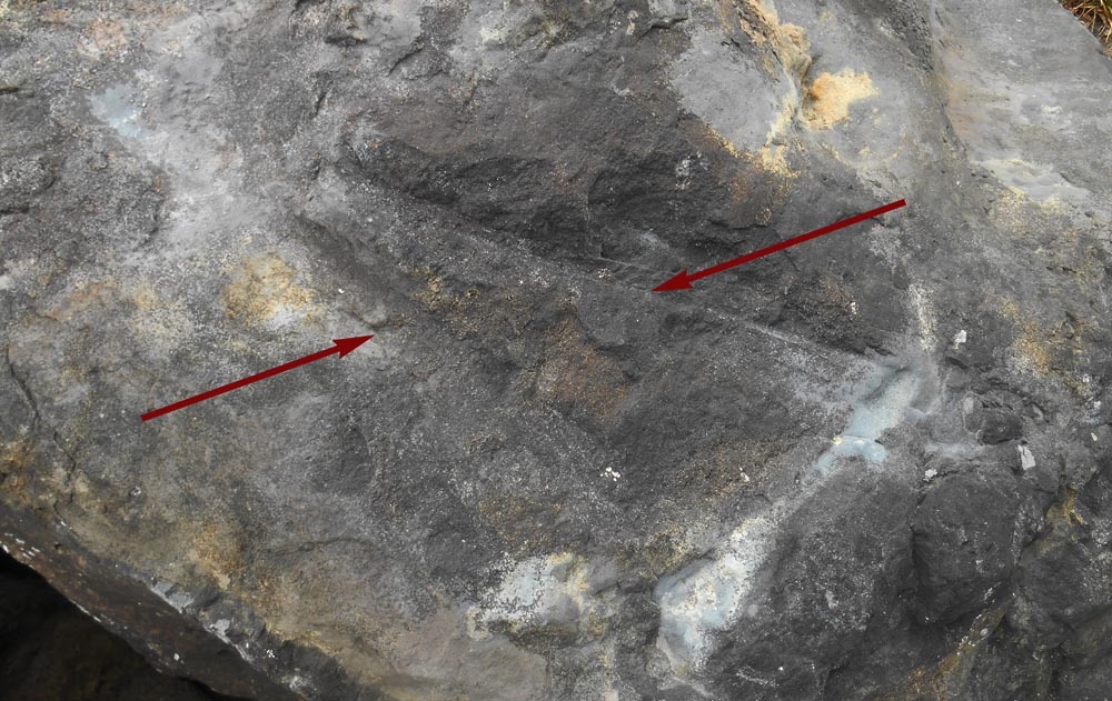 Надрезы на камне возле аху Ханга-Тетенга