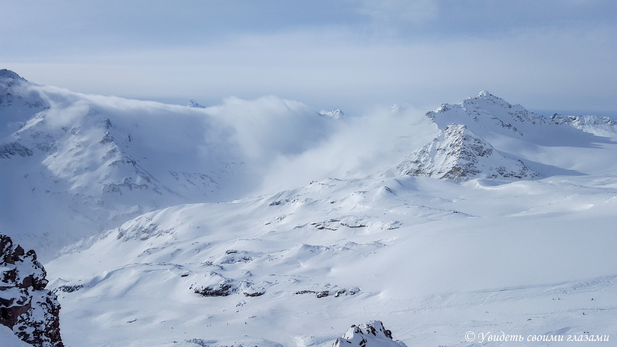 Горнолыжный курорт Эльбрус, вид со станции "Мир"