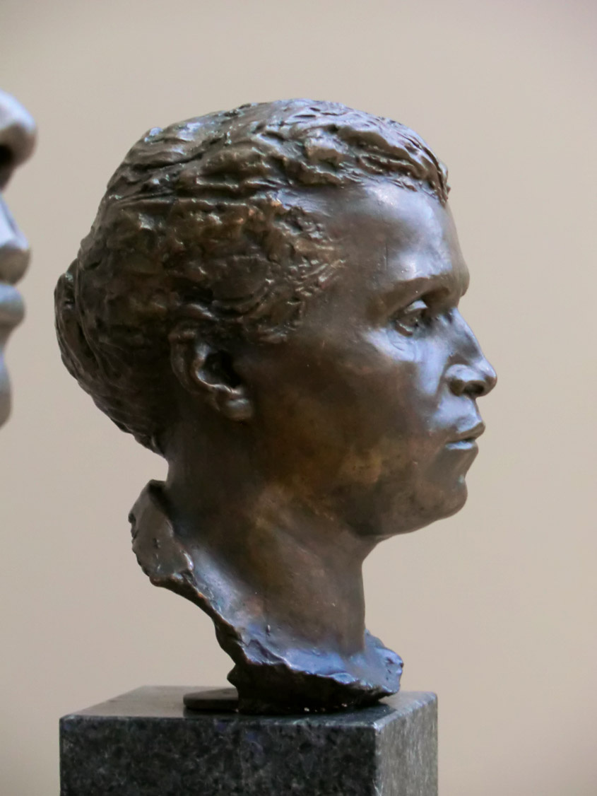 Скульптурный портрет В.И. Мухиной. 1939. Бронза.1936. Бронза. Фото взято отсюда https://users.livejournal.com/strochka-/99226.html .