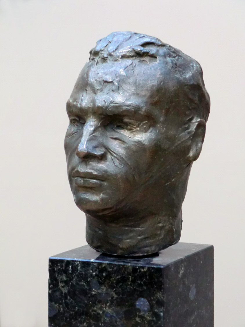 В.П. Чкалов. 1936. Бронза. Фото взято отсюда https://users.livejournal.com/strochka-/99226.html .