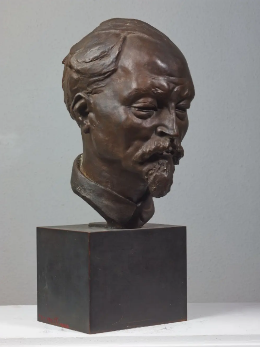 Скульптурный портрет Ф.Э. Дзержинского. 1925.  Всерьёз, как скульптора, С.Д. Лебедеву коллеги по цеху стали воспринимать именно после данной работы. Фото взято отсюда https://artchive.ru/exhibitions/4745 . Листайте галерею вправо.
