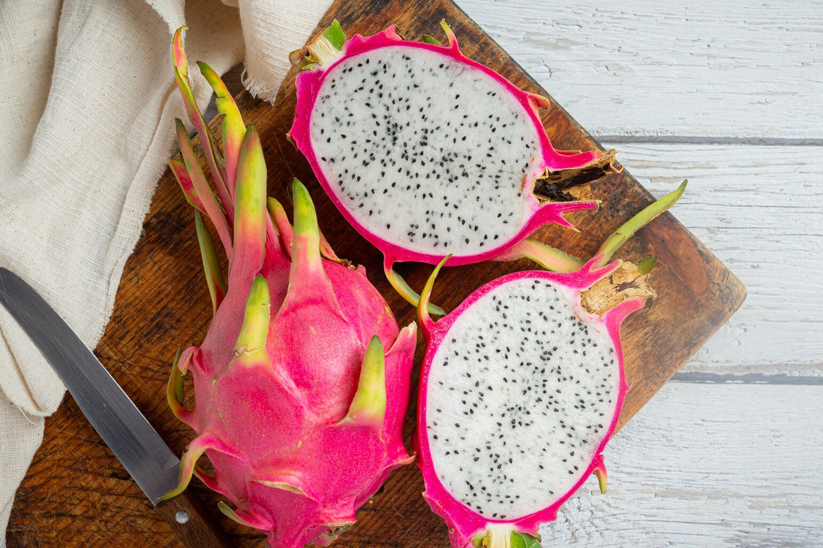     Драконий фрукт на раз-два: как быстро почистить питахайю к столу