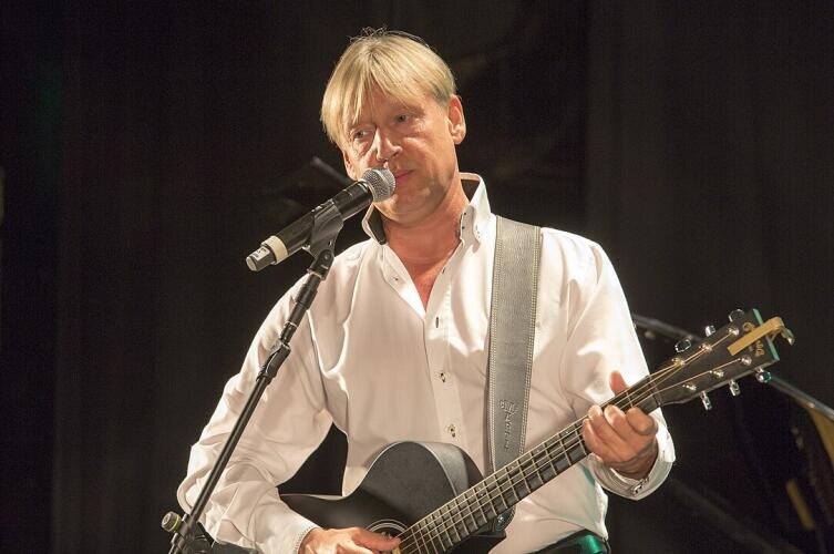 Как Дмитрий Харатьян начал исполнять песни?