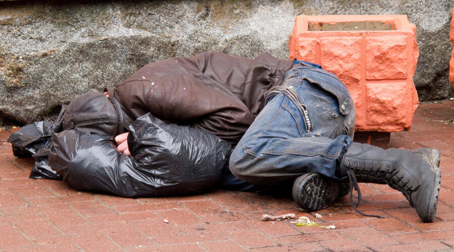    Человек на дне: жизнь или такая смерть? Фото: Vereshchagin Dmitry, по лицензии shutterstock.com