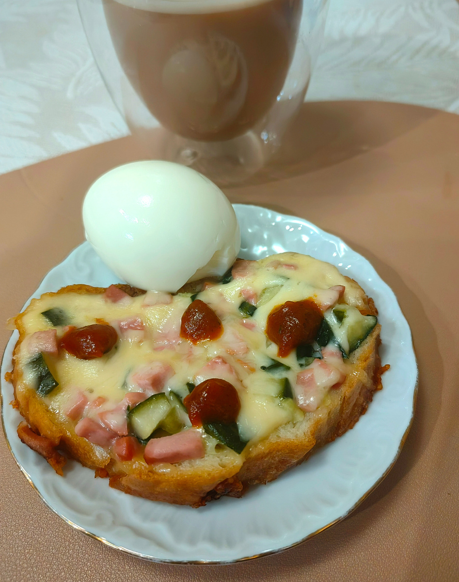 Еще яйца отварила, пока чай заваривался