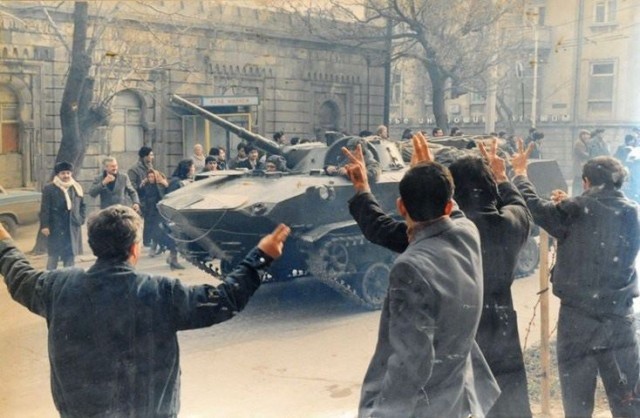   1990 год. Советская армия ходит в Баку.