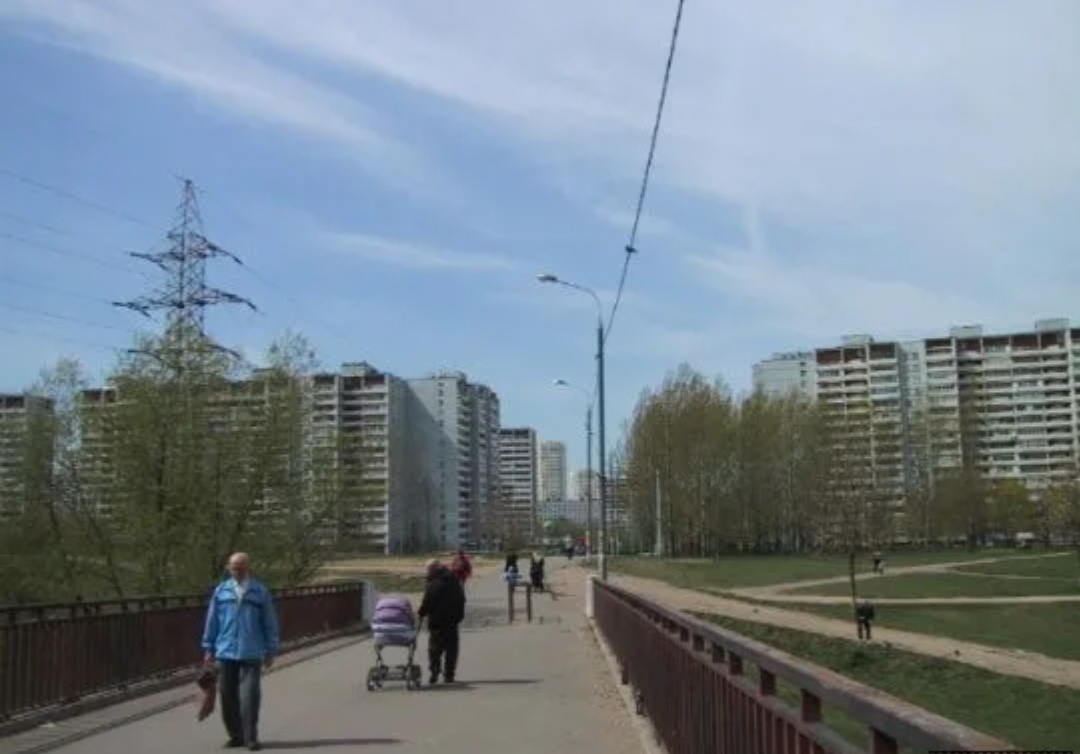 Старое фото нашего района, парк ещё не благоустроен. Хотя это уже явно после 2000х, так как появились дорожки, все чисто и аккуратно. В моем детстве парк выглядел несколько иначе. Фото взято с Яндекс картинок. 