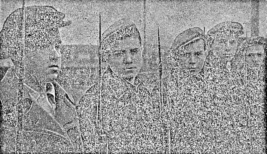 Хорошо организовано военное обучение учащихся в школе ¹ 2 г. Александровска. На снимке: учащиеся 9 класса на занятиях по строевой подготовке.
Фото Г. ТРАСКОВСКОГО.