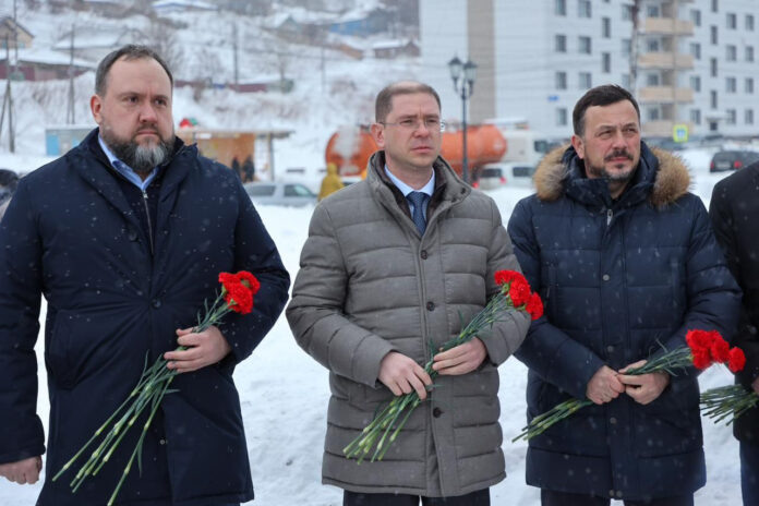 Депутат областной думы Дмитрий Вдовин, председатель регионального правительства Алексей Белик, мэр Невельского района Алексей Шабельник возлагают цветы к мемориалу.