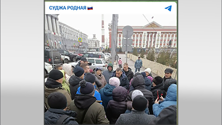    Новый глава региона не побоялся выйти к митингующим лично//Скриншот с ТГ-канала "Суджа родная"