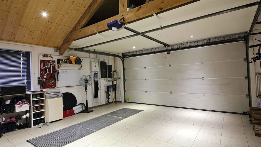 гараж вполне может быть уютным и опрятным местом силы хозяина