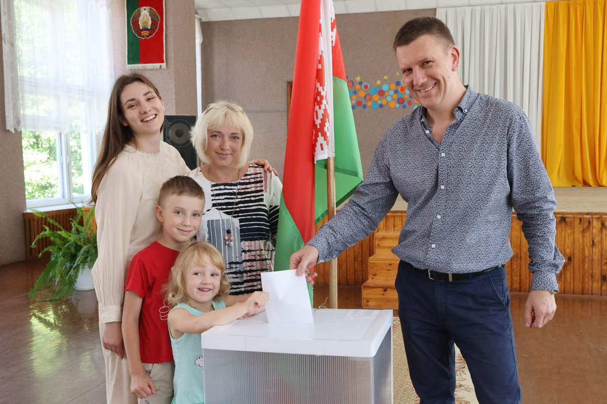 Белорусы любят приходить на участки семьями. Фото: БЕЛТА
